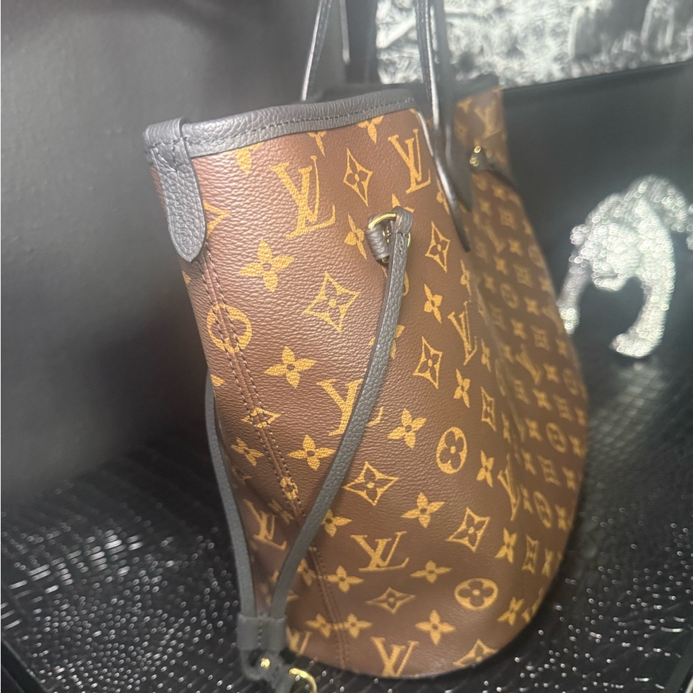 Reversible Louis Vuitton Monogram Tote & toiletry bag insert in Brown and Tan - Picture 2 of 10